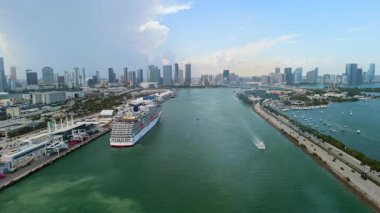 İHA görüntüsü. Karnaval yolcu gemisinin büyük bir yolcu gemisi güzel bulutlu arka planıyla Miami limanına geliyor. USA FL Miami 2 Nisan 2025. Yüksek kalite 4k görüntü