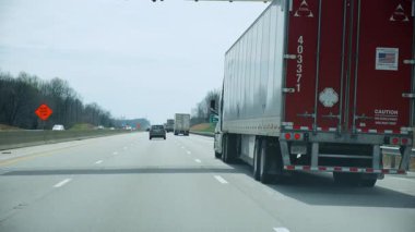 Yarı kamyonlu, 25 metrelik yarı karavanlı, bahar otobanında seyahat ediyor. Amerika eyaletler arası yolda uzun mesafeli nakliye. ABD Dayton 'da 25 Mar 2025. Yüksek kalite 4k görüntü