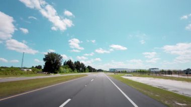 30 Mart 2025 'te Cape Canaveral, Florida' daki Amazon ticari uzay aracı şirketi Blue Origin 'e doğru sürüyor. Yüksek kalite 4k görüntü