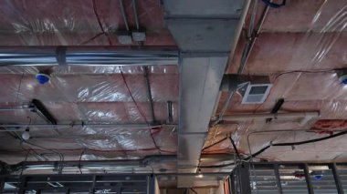 POV HVAC sistemi bir binanın içinde korunmasız hava kanalları, yalıtım ve metal çerçeve ile kurulum aşamasında. Havalandırma, klima kontrol inşaat işi. Yüksek kalite 4k görüntü