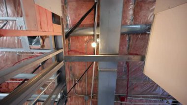 Açık hava kanalları, yalıtım ve metal çerçeve ile donatılmış bir havalandırma sisteminin görüntüsü. Havalandırma, klima kontrol inşaat işi. Yüksek kalite 4k görüntü