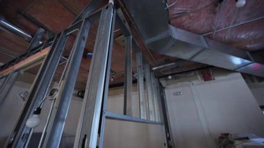 Üssün altındaki POV hava kanalları, yalıtım ve metal çerçeveli HVAC sistemi. Havalandırma, klima kontrol inşaat işi. Yüksek kalite 4k görüntü