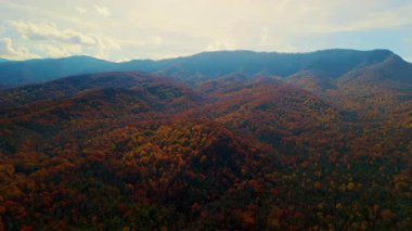 Geniş Hava İHA 'sı Büyük Dumanlı Dağlar' ın barışçıl manzarası. Uzak mavi dağların katmanları mavi gökyüzü ile harmanlanır. Yüksek kalite 4k görüntü