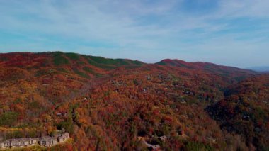 Büyük Dumanlı Dağlar 'ın uçarak görünen manzarası. Uzak mavi dağların katmanları mavi gökyüzü ile harmanlanır. Yüksek kalite 4k görüntü