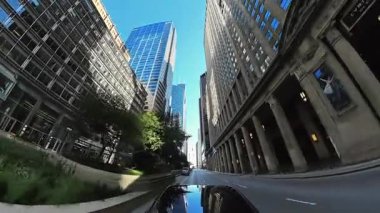 Chicago caddesinde araba sürerken gökdelen binasının görüntüsü. Şehir mimarisi, modern binalar. Arka geniş görüş. US IL Chicago 2 Ekim 2025. Yüksek kalite 4k görüntü