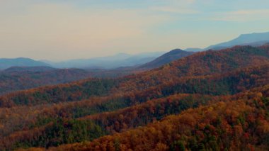 Büyük Dumanlı Dağlar 'ın geniş ve barışçıl manzarası. Uzak mavi dağların katmanları mavi gökyüzü ile harmanlanır. Yüksek kalite 4k görüntü