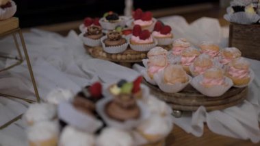 Meydandaki kutlama partisinde çeşitli tatlı, şeker, kurabiye, kek ve meyveli çöl tepsileri. Yüksek kalite 4k görüntü