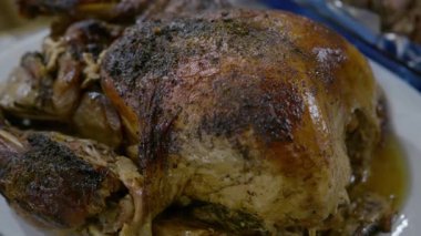 Altın kavrulmuş tavuk hindisi, otlu ve çıtır çıtır derili bir tabakta. Ev yemekleri, geleneksel yemekler, aile yemekleri, tatil yemekleri. Yüksek kalite 4k görüntü