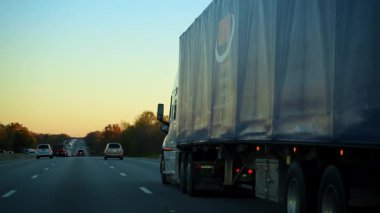 ABD, Halls TN, 14 Novem 2025 sonbahar akşamı karayolunda karavanıyla tıra yakın gidiyor. Geniş çaplı. Ulaşım, lojistik, nakliye. Yüksek kalite 4k görüntü