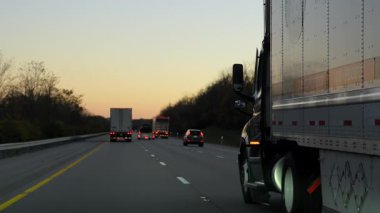 Sonbahar akşamı otobanındaki tırın yanına gidiyorum. Geniş açılı geniş açı. Ulaşım, lojistik, kargo teslimatı ve ticari seyahat. Yüksek kalite 4k görüntü