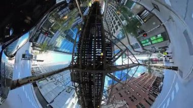Chicago tren raylarının altında 360 derecelik minik gezegen POV 'u şehrin sembolik L sistemini gösteriyor. USA Chicago IL, 25 Eylül 2025. Yüksek kalite 4k görüntü