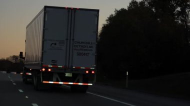 ABD, Halls TN, 14 Kasım 2025 akşam otobanında kamyonun arkasında. Geniş çaplı. Ulaşım, lojistik, nakliye. Yüksek kalite 4k görüntü