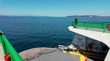 Yolcu gemisinin uyanışı. Tekne su yüzeyinde köpük yaratır. Tekneden geniş bir izlenme izi. Koyu mavi renk. Seyahat ve seyahat kavramı. Yüksek kalite 4k görüntü