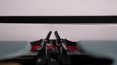 Eski bir daktiloya yakın plan. Kağıda 