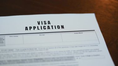 Kırmızı onaylı vize başvuru formu, başarılı göç ve seyahat izni kavramı. Yüksek kalite 4k görüntü