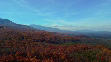 Büyük Dumanlı Dağlar 'ın geniş barışçıl görüntüsü. Uzak mavi dağların katmanları parlak mavi gökyüzü ile harmanlanır. Yüksek kalite 4k görüntü