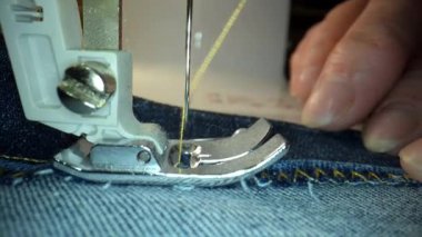 Kumaşın üzerindeki dikiş makinesi fermuarı, giysi yapımı ve atölyede terzilik işlemine yakından bakın. Ağır çekimde dikiş. Yüksek kalite 4k görüntü