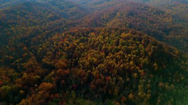 Büyük Dumanlı Dağlar 'ın hava aracı görüntüleri. Uzak mavi dağların katmanları. Yüksek kalite 4k görüntü