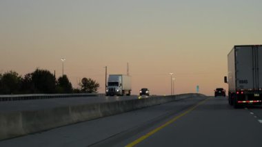 ABD, Halls TN, 14 Kasım 2025 akşam otoyolunda tır sürüyor. Geniş çaplı. Ulaşım. Yüksek kalite 4k görüntü