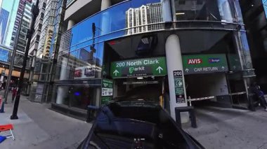 Otoparka giren arabanın görüntüsü, floresan ışıkla beton otopark binasının içinden geçiyor. Şikago İl. ABD 2 Şubat 2026. Yüksek kalite 4k görüntü