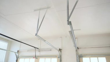 Tavan manzarası ve kapalı çift katlı garaj pencereli beyaz kapılar. İçeriden garaja bak. - Evet. Yüksek kalite 4k görüntü