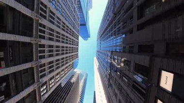 Chicago 'nun merkez caddesinde araba sürerken yüksek gökdelen binalarının görüntüsü. Şehir mimarisi, modern binalar. Arka geniş görüş. US IL Chicago 2 Ekim 2025. Yüksek kalite 4k görüntü