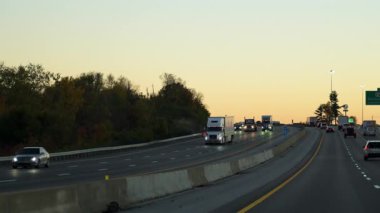 Gün batımında karayolunda kargo karavanı olan beyaz bir kamyon taşraya yük taşıyor. Ulaşım, lojistik, teslimat. ABD Knoxville, TN 2 Kasım 2025. Yüksek kalite 4k görüntü