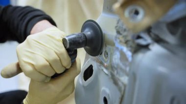 Profesyonel bir otomotiv atölyesinde araba tamiratı ve araba tamiratı sırasında araba yüzeyi hazırlamak. Kapatın. Yüksek kalite 4k görüntü