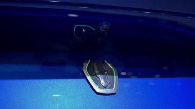 2027 Ford Mustang Dark Horse SC 'nin arka logosu araç etrafında ziyaretçilerle birlikte sergilenen otomobil fuarında sergilendi. Şikago İl. ABD. 12 Şubat 2026. Yüksek kalite 4k görüntü