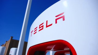 Tesla Elektrikli Araba Süperşarj İstasyonu. Geniş görüş. Naperville IL ABD 10 mar 2026. Yüksek kalite 4k görüntü