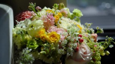 Düğün günü masanın üzerindeki rengarenk çiçek buketini yakından izle. Kamerayı çek. Yüksek kalite 4k görüntü