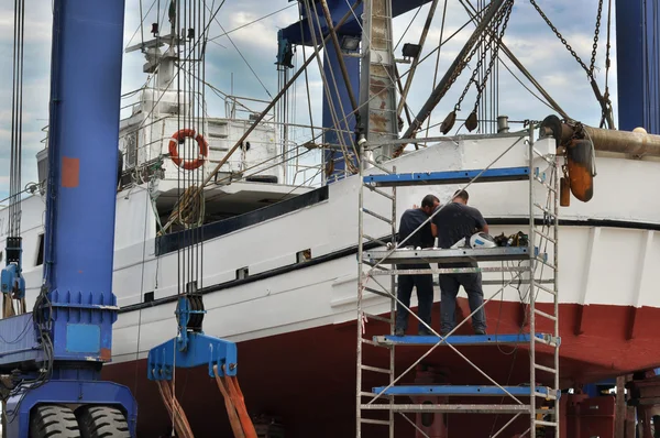 Εργαζομένων επισκευή ένα αλιευτικό σκάφος — Φωτογραφία Αρχείου