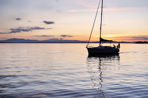 Bateau sur le lac — Photo