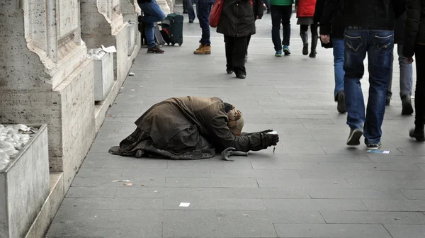 Woman begging on the street — Stock Photo, Image