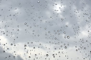 Pencereye yağmur damlaları