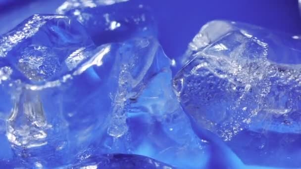 Eisschmelze vor blauem Hintergrund — Stockvideo