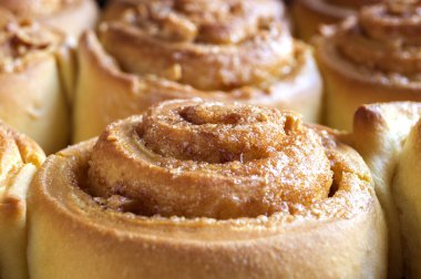 Cinnabon. Ev yapımı tarçınlı rulo. Fırında pişmiş çörekler