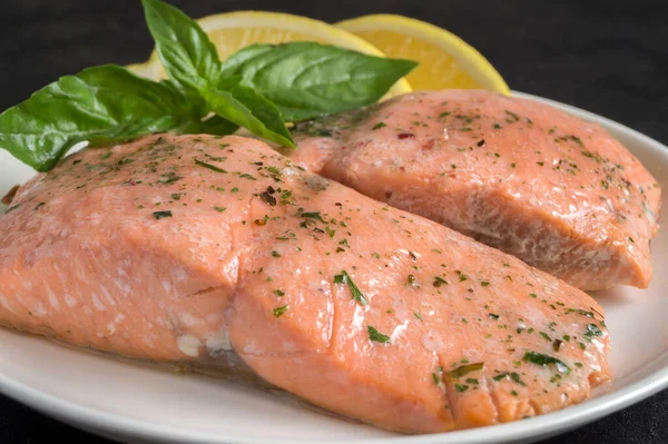 Salmón Cocido Con Especias Plato Blanco — Foto de Stock