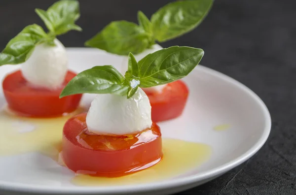 토마토와 모차렐라를 곁들인 샐러드 이탈리아 — 스톡 사진