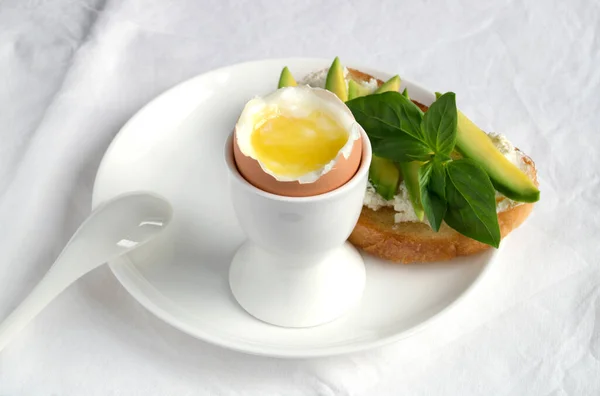 Vejce Měkkým Vařením Snídani Bílém Stojanu Vejce — Stock fotografie