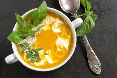 Koyu arkaplanda vejetaryen kabak kremalı çorba