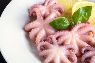 Deniz ürünleri. Limonlu bebek ahtapot turşusu. Lezzetli..