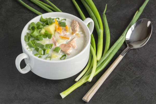 Lax Soppa Med Grädde Potatis Morötter Och Dill Svart Bakgrund — Stockfoto