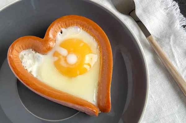 Sevgililer Günü Kahvaltısı Çırpılmış Yumurta Kalp Şeklinde Sosis — Stok fotoğraf