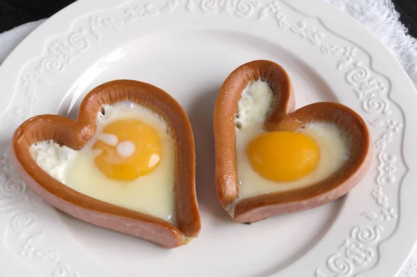 Sevgililer Günü Kahvaltısı Çırpılmış Yumurta Kalp Şeklinde Sosis — Stok fotoğraf