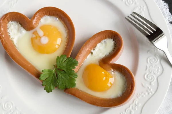 Sevgililer Günü Kahvaltısı Çırpılmış Yumurta Kalp Şeklinde Sosis — Stok fotoğraf