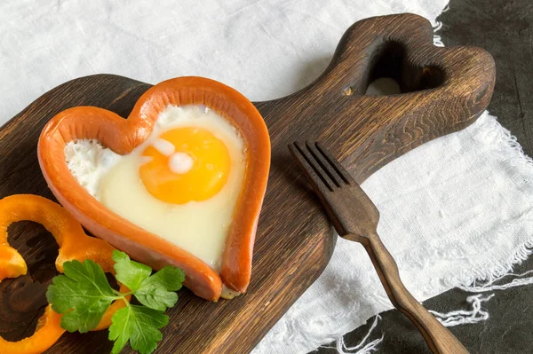 Sevgililer Günü Kahvaltısı Çırpılmış Yumurta Kalp Şeklinde Sosis — Stok fotoğraf