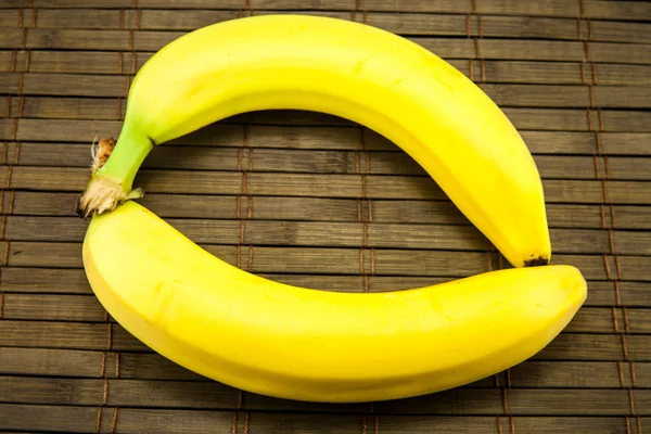 Банани на дерев'яному фоні — стокове фото