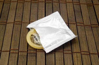 ahşap zemin üzerinde bir prezervatif