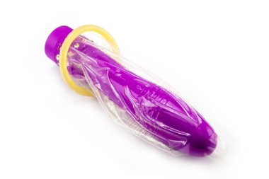 vibratör ve beyaz arka plan üzerinde izole prezervatif